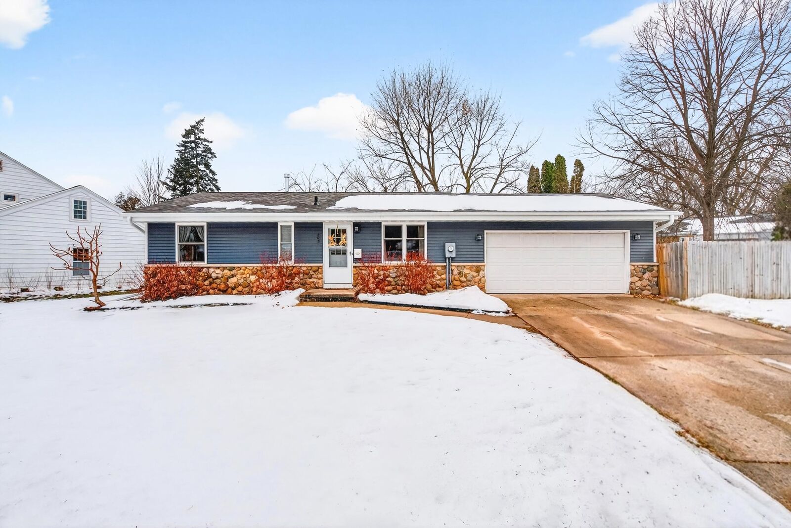 Property Photo:  345 River Drive  WI 54915-1210 