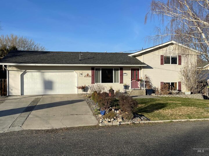 Property Photo: 2321 Rolling Hills Dr. WA 99403
