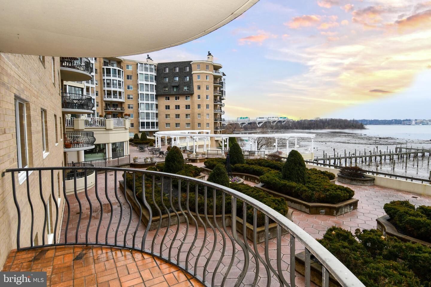 Property Photo:  1250 S Washington Street 203  VA 22314 