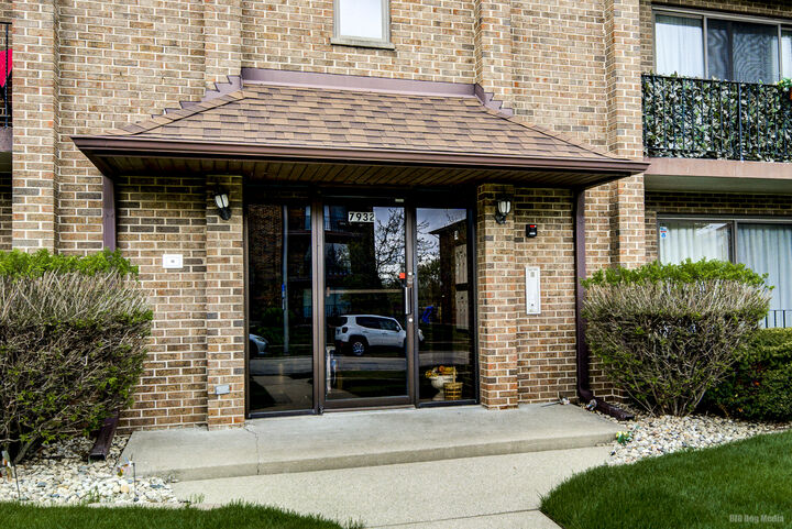 Property Photo:  7932 Paxton Avenue 1B  IL 60477 