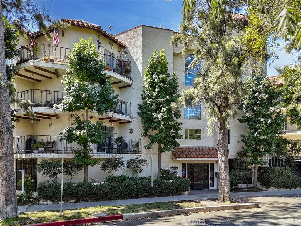 Property Photo:  4249 Longridge Avenue 102  CA 91604 