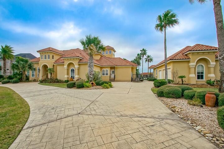 Property Photo:  113 Dominica Court  LA 70458 