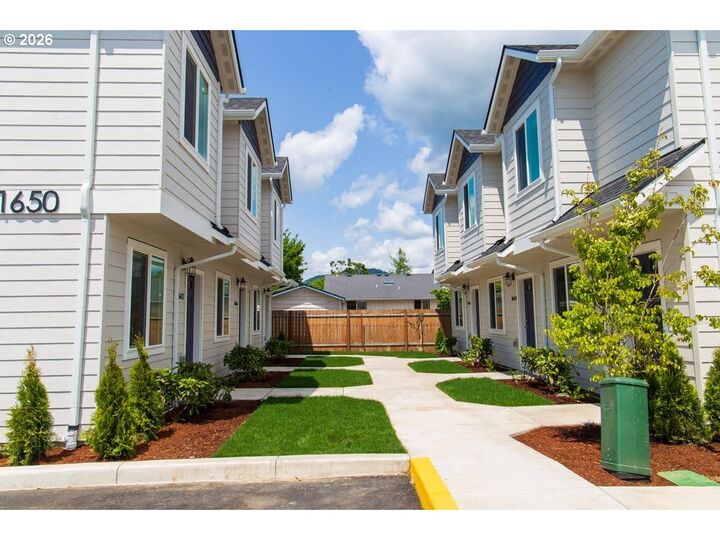 Property Photo:  1638 S St  OR 97477 