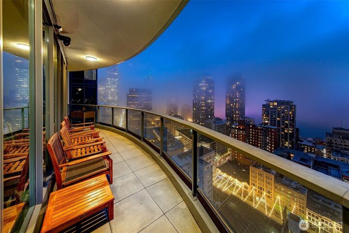 Property Photo: 1920 4th Avenue 2802 WA 98101