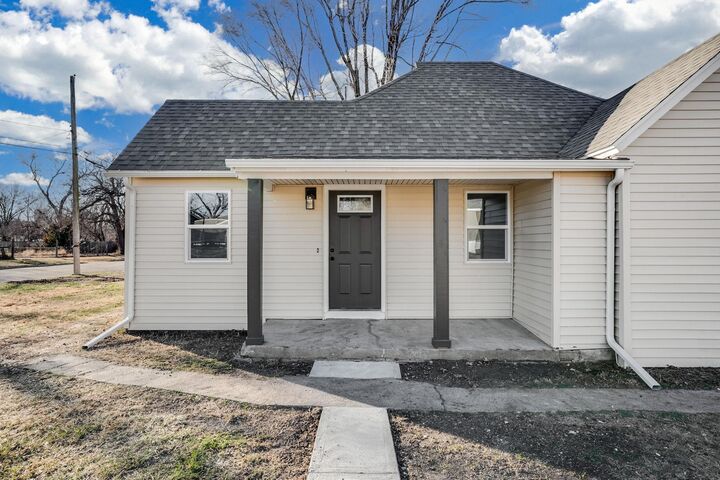 Property Photo:  1203 N Logan St  KS 67114-2343 