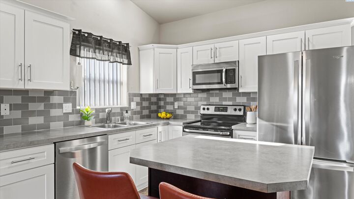 Property Photo:  3750 Grant Loop  WA 99353 