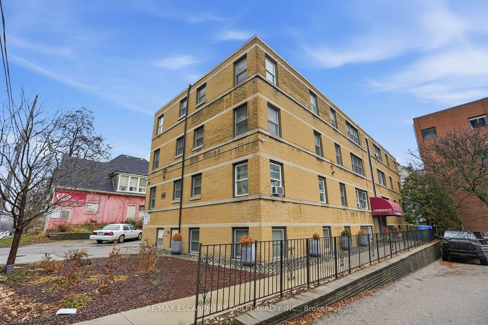Property Photo:  4 Robinson Street 9  ON L8P 1Y5 