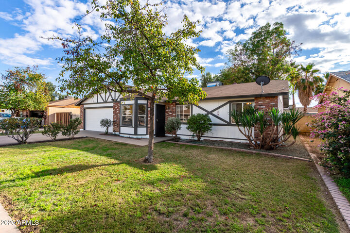 Property Photo:  301 E Desert Lane  AZ 85234 