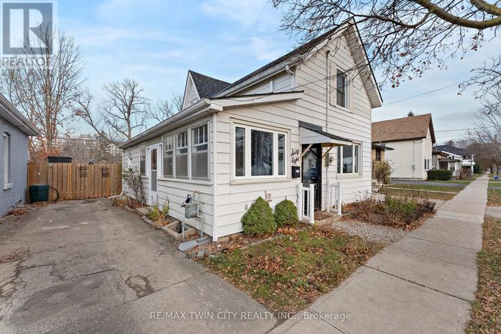 Property Photo:  68 Oak Street  ON N3T 2B1 