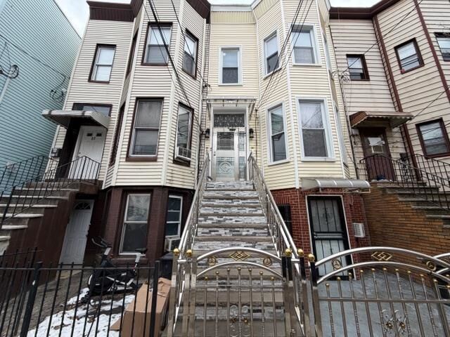 Property Photo:  87.5 Laidlaw Ave 1  NJ 07306 