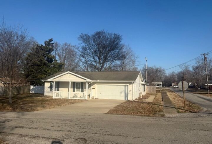 Property Photo:  410 Red Howerton St Street  IL 62918 