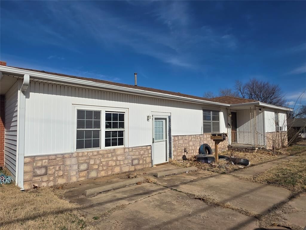 Property Photo:  109 W Vandament Avenue  OK 73099 