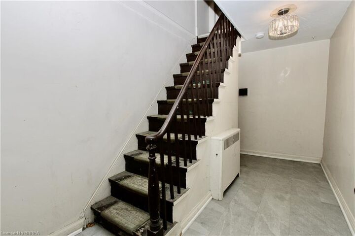 Property Photo:  72 Kent Street N 4  ON N3Y 3S4 