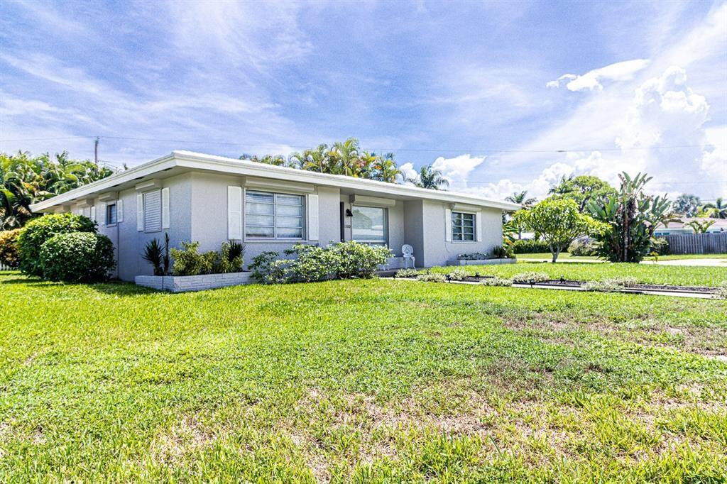 Property Photo: 1300 SE 7th Court FL 33441