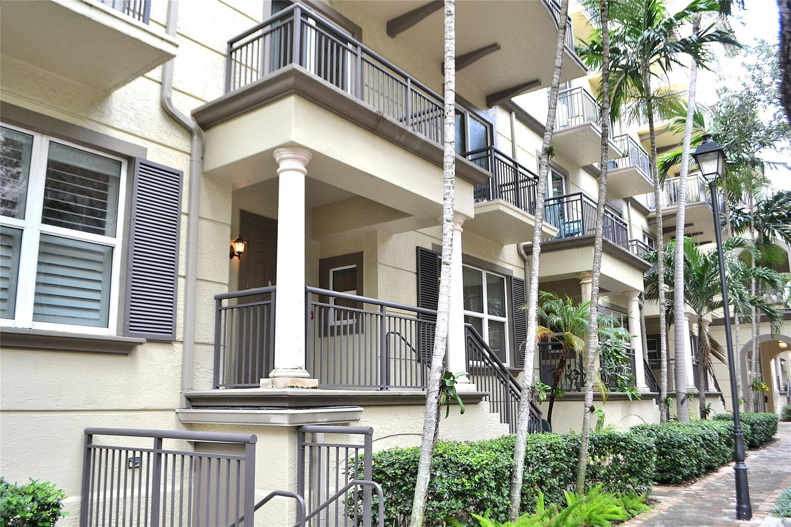 Property Photo:  2617 NE 14th Avenue 106  FL 33334 