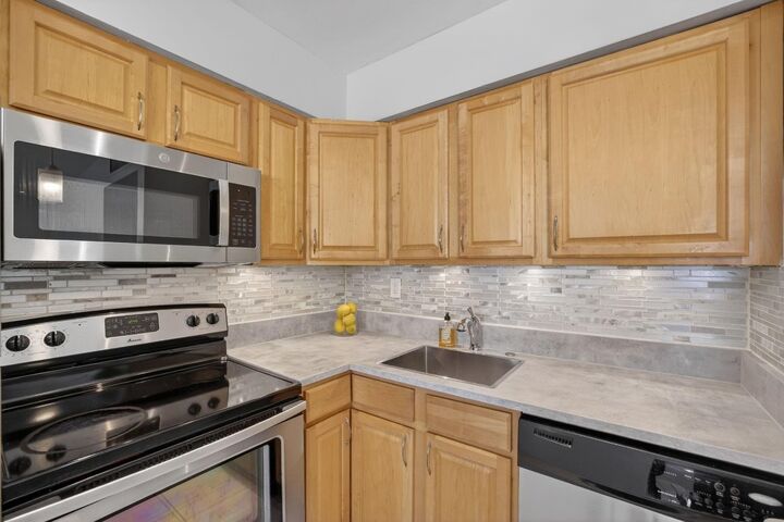 Property Photo:  4051 NE 13th Avenue 77  FL 33334 
