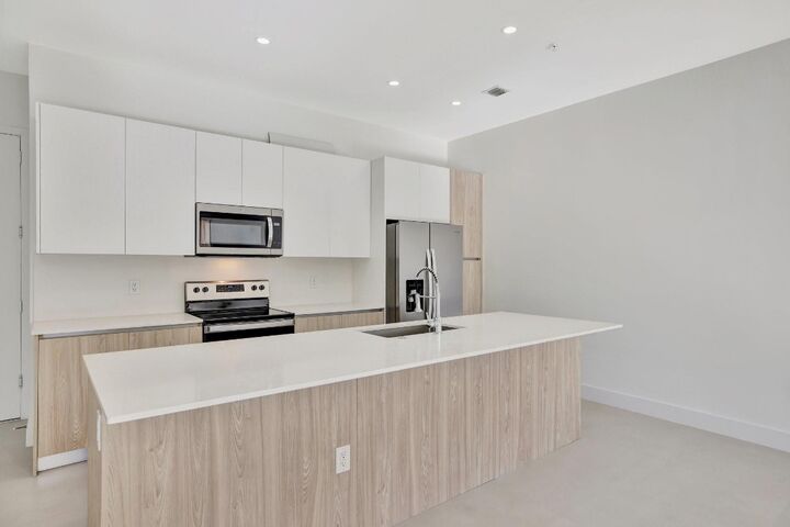 Property Photo:  4208 NE 7th Terrace 8  FL 33334 