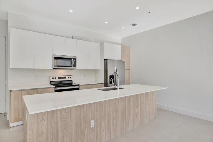 Property Photo:  4208 NE 7th Terrace 8  FL 33334 