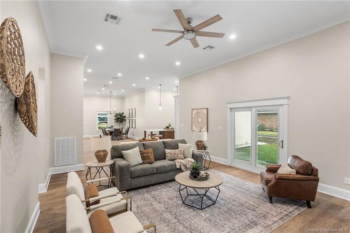 Property Photo:  1450 N Chateau Circle N  LA 70605 