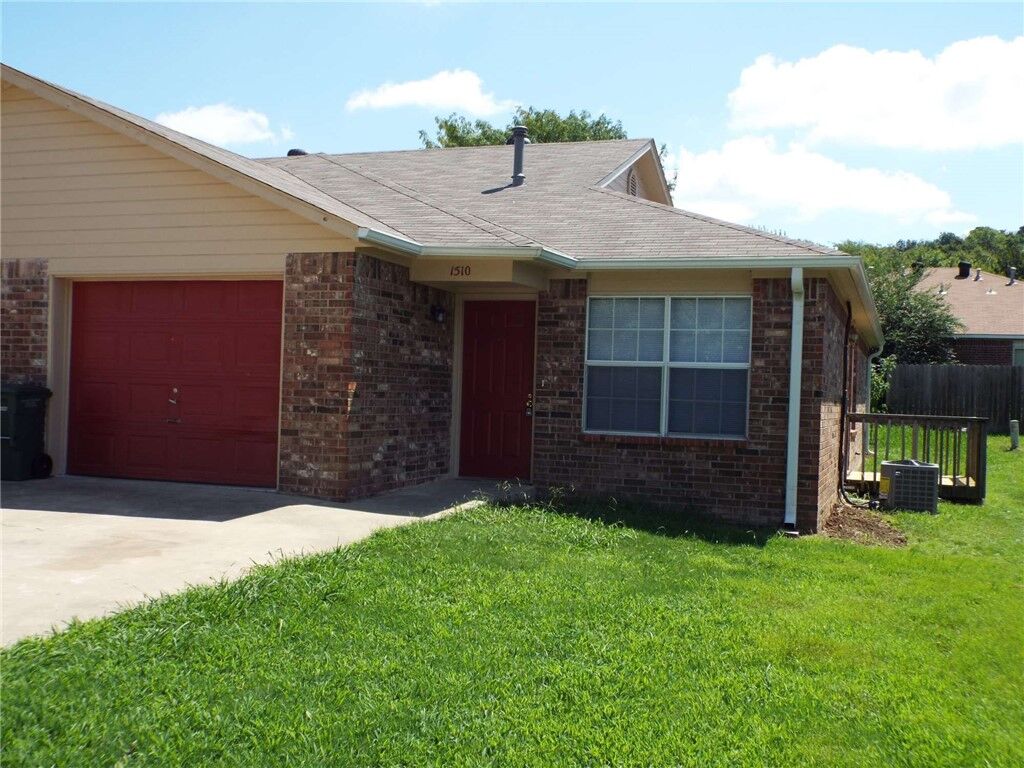 Property Photo:  1510 N Bernice Drive  AR 72701 