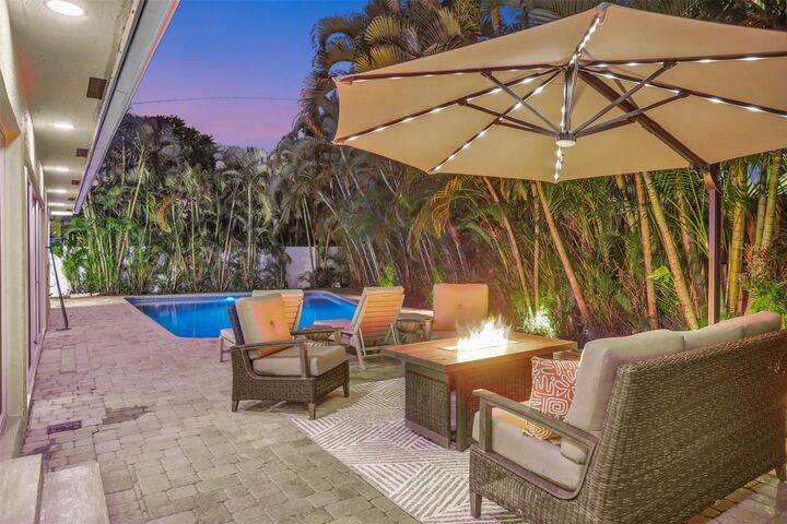 Property Photo: 2600 N Riverside Drive FL 33062