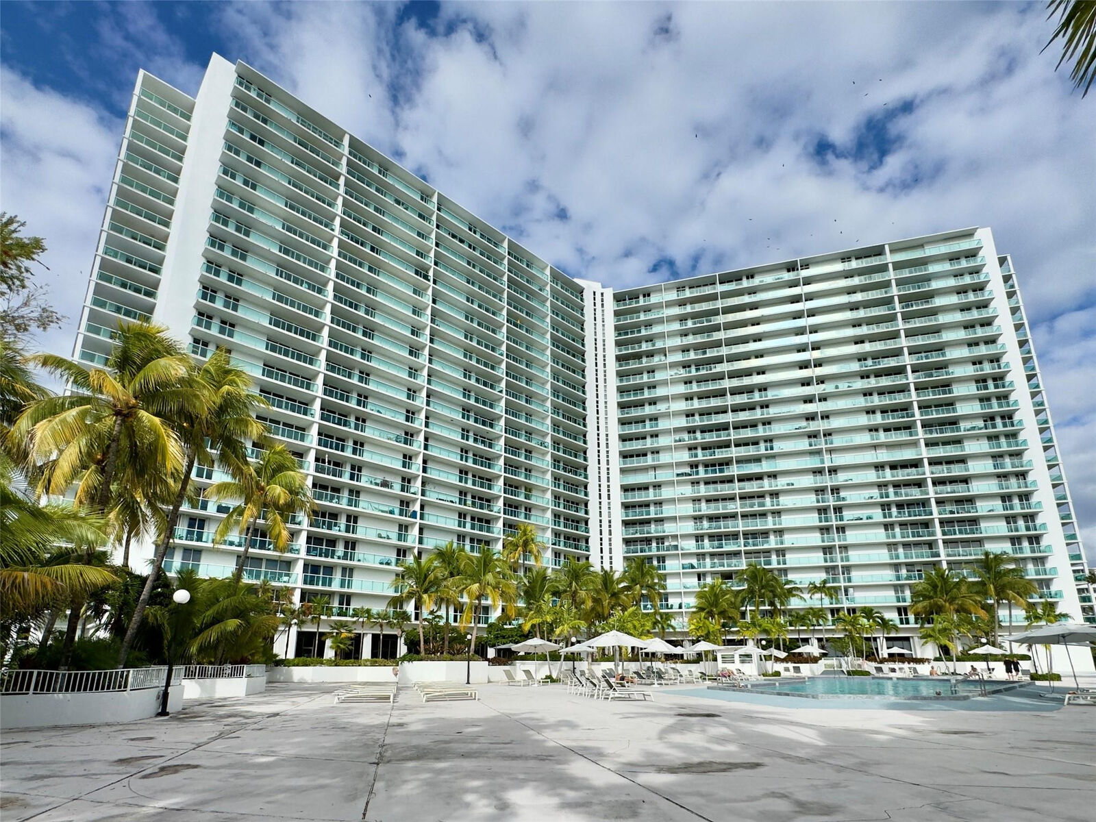 Property Photo:  100 Bayview Drive Ph28  FL 33160 