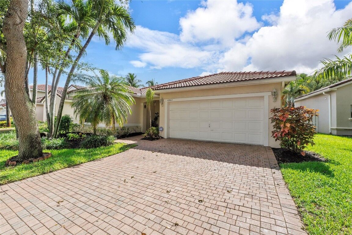 Property Photo:  4962 SW 32nd Way  FL 33312 