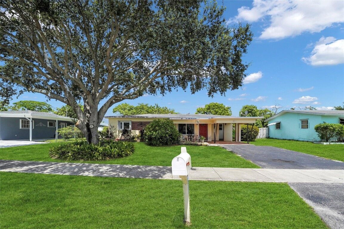 Property Photo:  1851 SW 42nd Terrace  FL 33317 