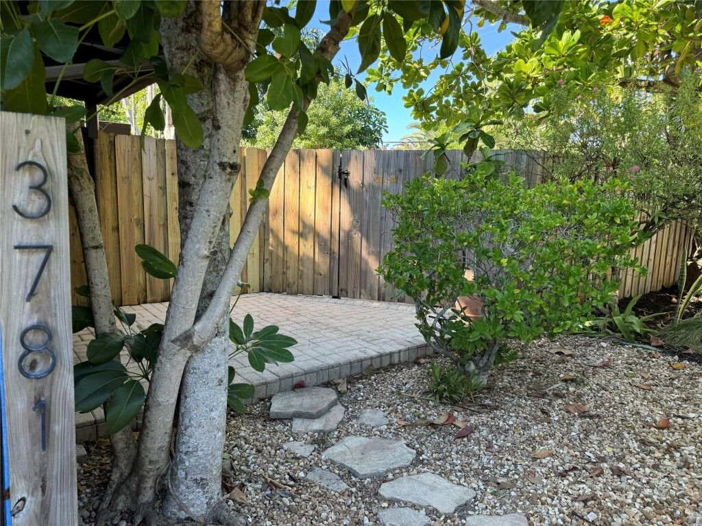 Property Photo:  3781 NE 13th Avenue  FL 33334 