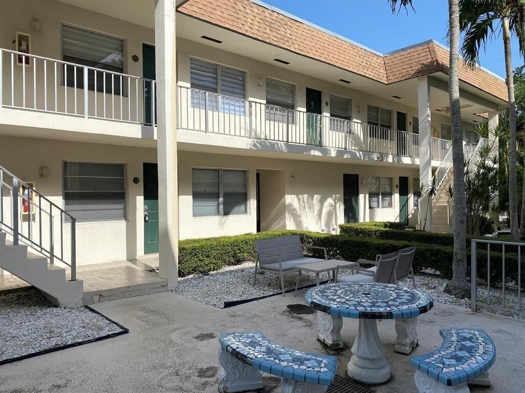 Property Photo:  340 NW 19th Street 207  FL 33432 