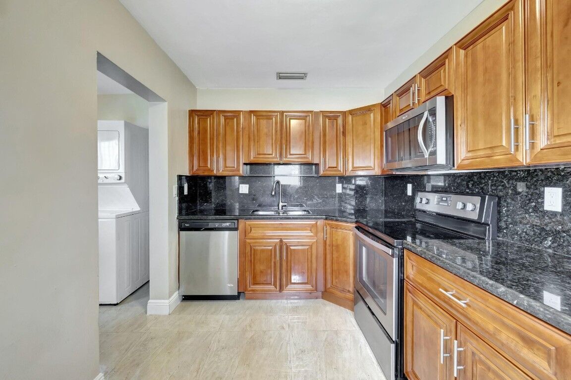 Property Photo: 600 NE 57th Court FL 33334