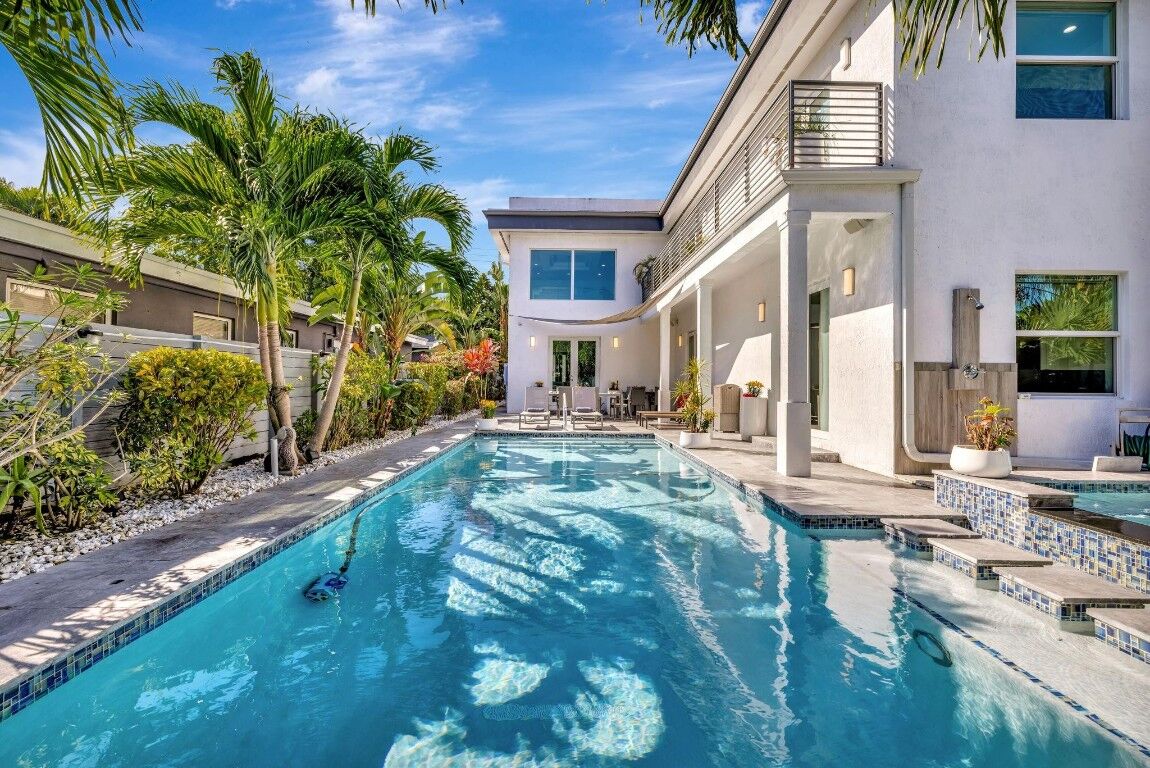 Property Photo:  2502 NE 6th Avenue  FL 33305 