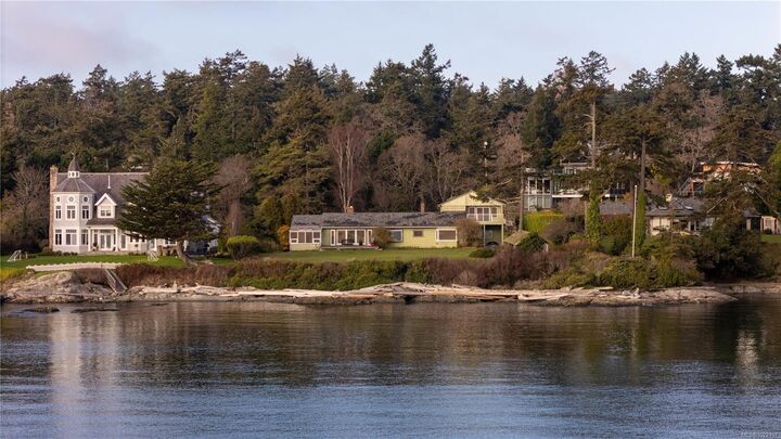 Property Photo:  3901 Tudor Ave  BC V8N 4L3 