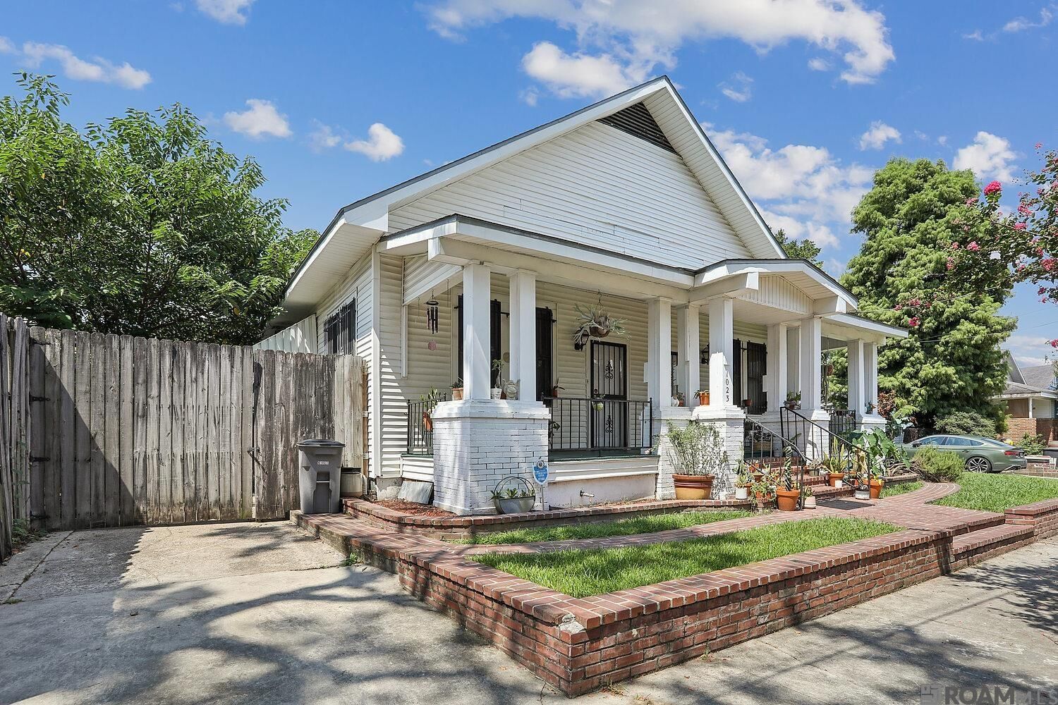 Property Photo:  1023 Laurel St  LA 70802 