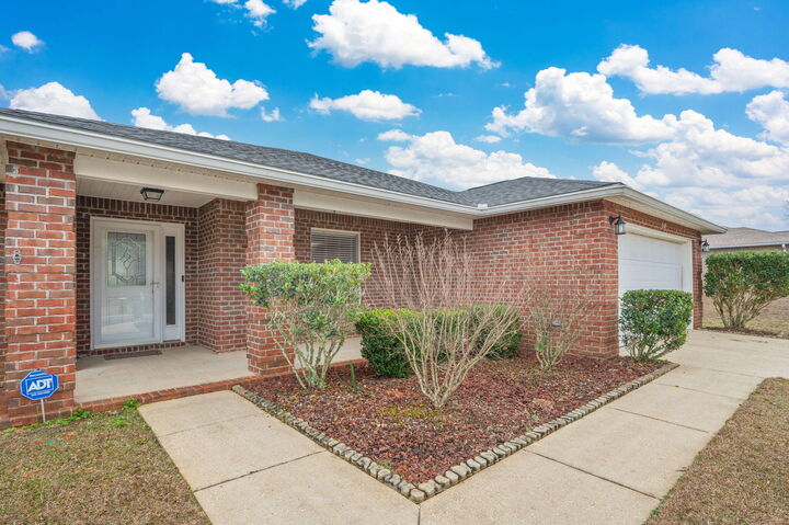 Property Photo: 2405 Cumberland Way FL 32536