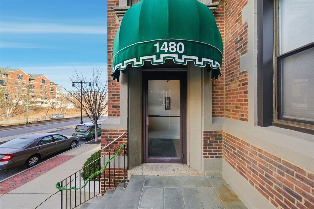 Property Photo:  1480 Commonwealth Ave 10  MA 02135 