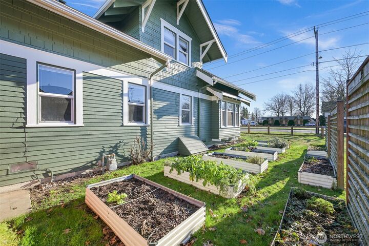 Property Photo:  1006  Grover Street  WA 98264 