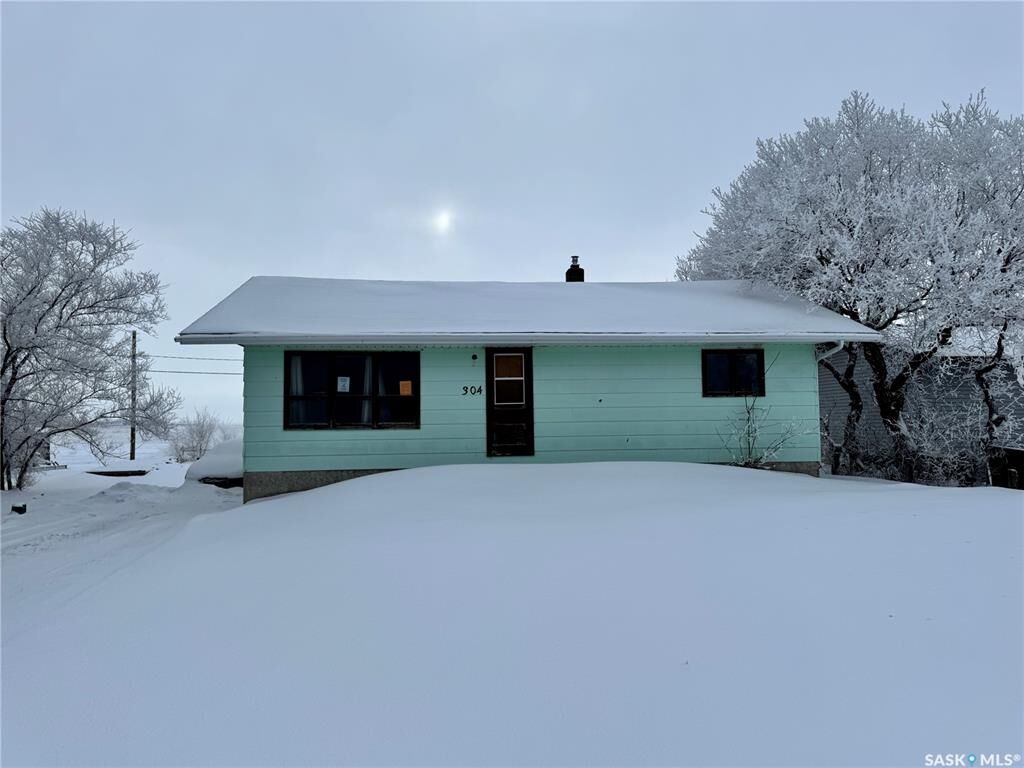 Property Photo:  304 Carson Street  SK S0K 1K0 