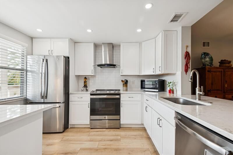 Property Photo:  2202 Lucaya Bnd L2  FL 33066 