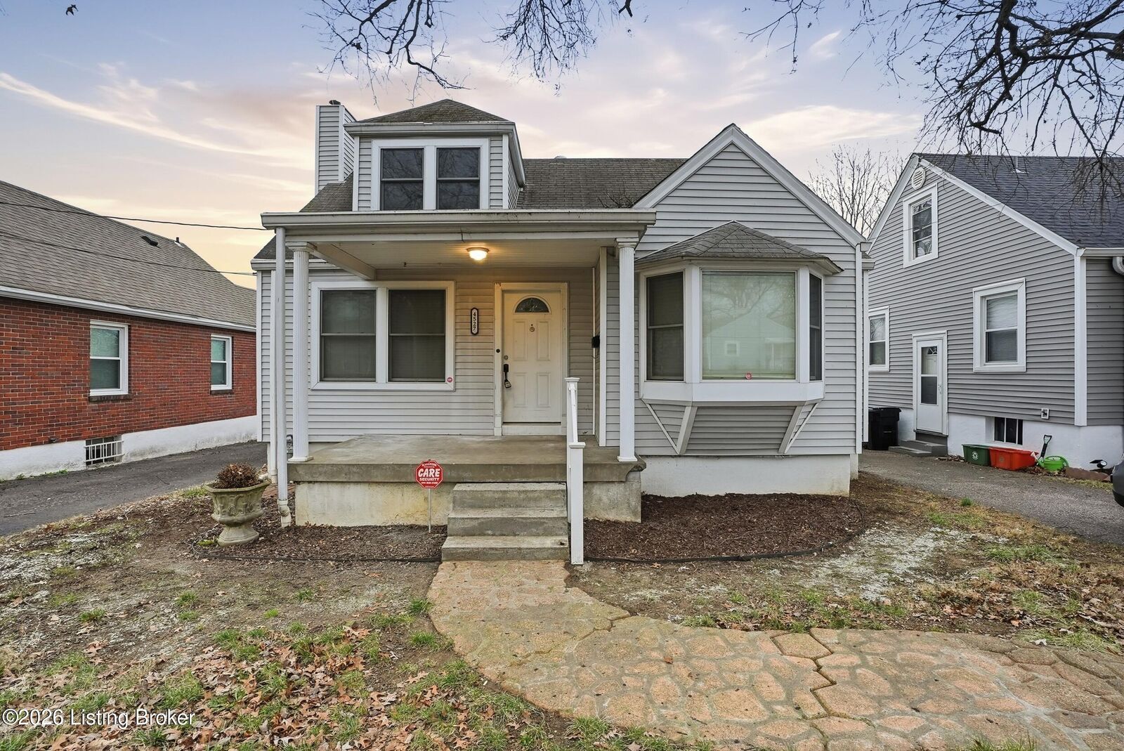 Property Photo:  4527 S 1st St  KY 40214 