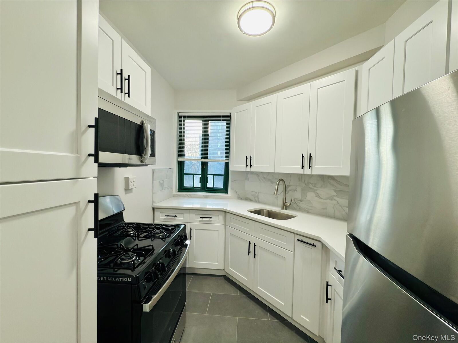 Property Photo:  1938 E Tremont Avenue 5B  NY 10462 