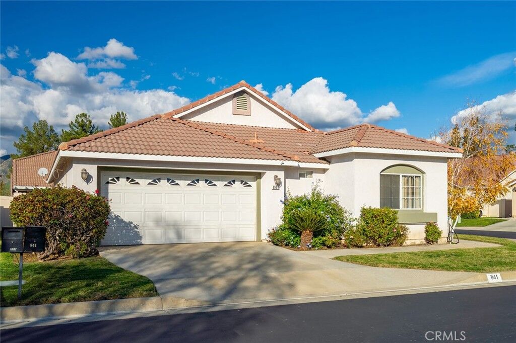 Property Photo:  841 Perla Ct  CA 92583 