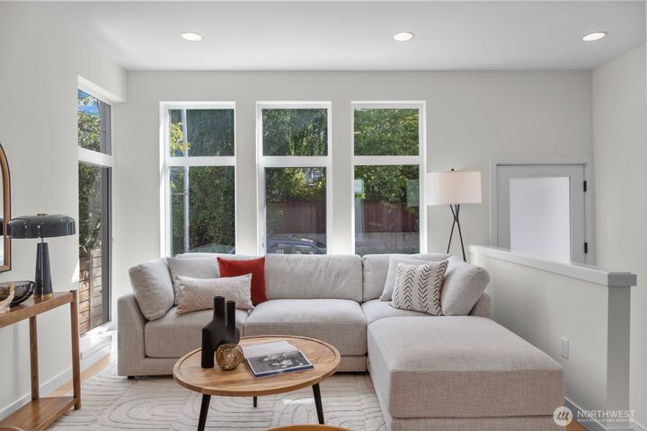 Property Photo:  505  11th Avenue E  WA 98102 