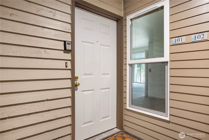 Property Photo:  206  Mountain Park Boulevard SW D101  WA 98027 