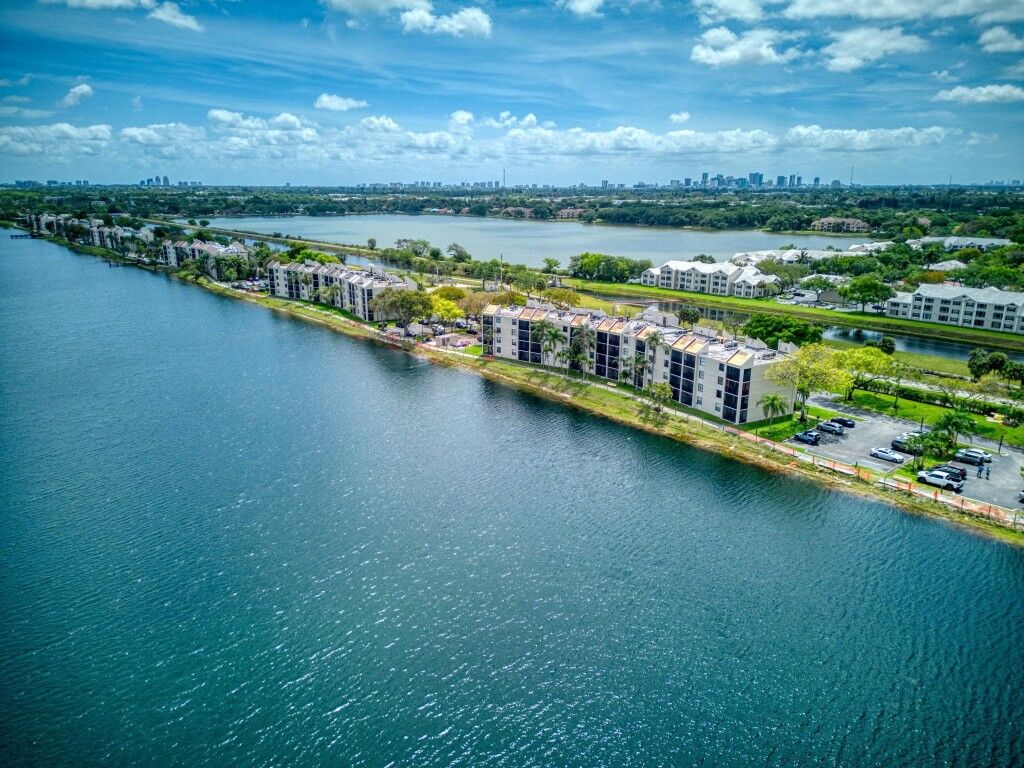 Property Photo:  118 Lake Emerald Drive 102  FL 33309 