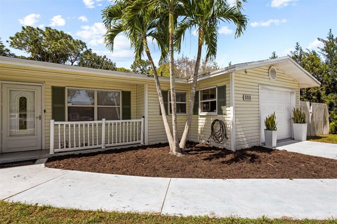 Property Photo:  552 NW Avens Street  FL 34983 
