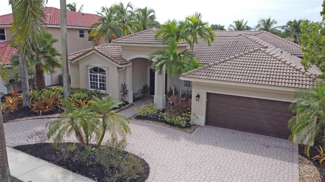 Property Photo:  1666 Victoria Pointe Circle  FL 33327 