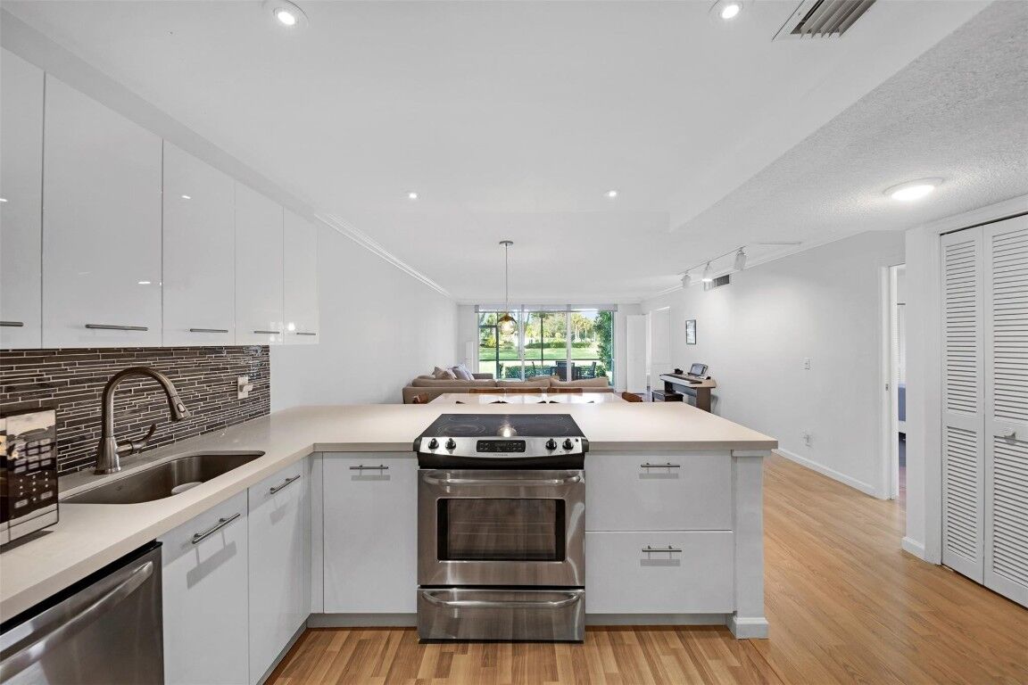 Property Photo:  550 N Oaks Lane 101  FL 33069 