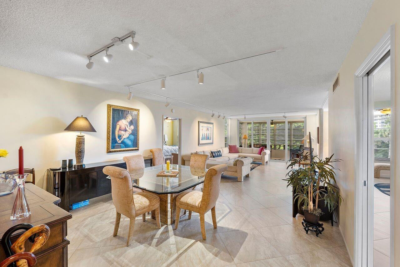 Property Photo:  3930 Oaks Clubhouse Drive 405  FL 33069 