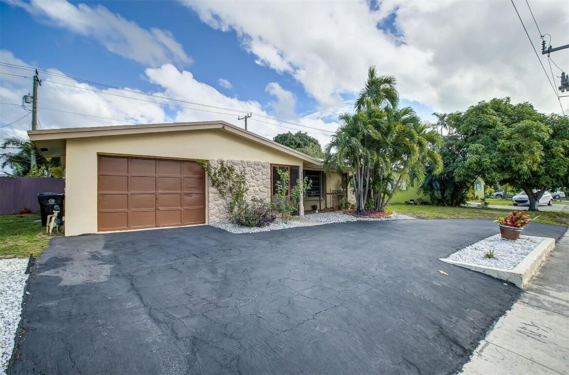 Property Photo:  5760 NE 18th Avenue  FL 33334 
